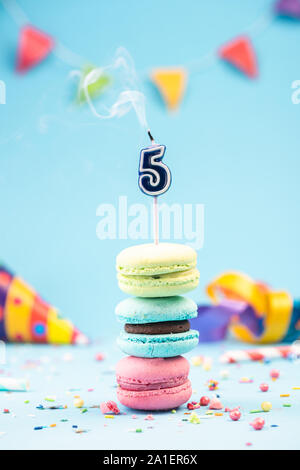 5. 5. Geburtstag Karte mit Kerze durchgebrannt in bunte Makronen und Streuseln. Karte Mockup. Stockfoto