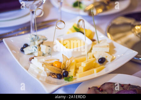 Honig und Käse auf einem weissen Teller, Essen. Stockfoto