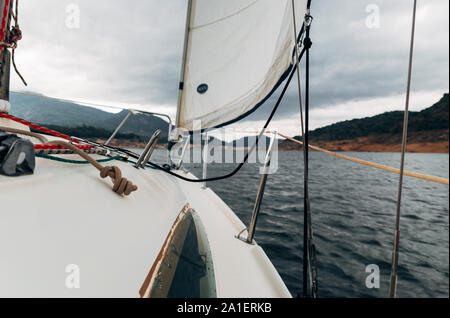 Segeln auf einem Schiff, zwischen Bergen und voran zu dem Sturm Stockfoto