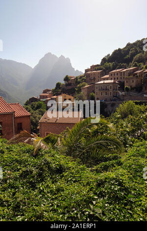 Ota-Dorf und die Gipfel und Grate Landschaft von Capu d'Ortu in der Ota/Porto Region, Corse-du-Sud, Korsika, Frankreich Stockfoto