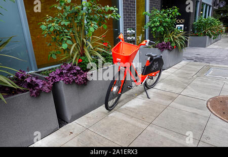 Seattle, WA/USA -6/15/19: Ein Sprung mit dem Fahrrad zu warten, bis es den nächsten Reiter. Jump ist ein Elektro-fahrrad sharing System, das in den Vereinigten Staaten, Kanada, Stockfoto