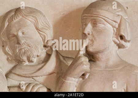 Aktives Lernen (ein gelehrter mit dem Finger auf seine Lippen hören mit Aufmerksamkeit und reflektieren) - Details der Grab der Cino da Pistoia - Dom - Pistoia Stockfoto