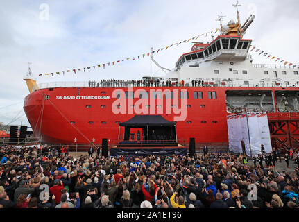 Die Herzogin von Cambridge, neben der Herzog von Cambridge und Sir David Attenborough, offiziell die Namen der Polarforschung Schiff, das einer öffentlichen Abstimmung Boaty McBoatface, auf der Werft Cammell Laird in Birkenhead, Merseyside zu nennen. Stockfoto