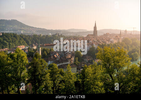 Warmen Nachmittag Licht über der historischen Altstadt von Bern, Schweiz Stockfoto