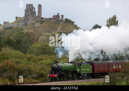 Die B1-Klasse Dampflok 61306 Mayflower Pässe Corfe Castle, wie es macht seinen Weg entlang der Swanage Railway in Dorset auf einem Tagesausflug von London Victoria. Stockfoto