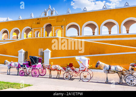 Izamal, Mexiko. Kloster des Heiligen Antonius von Padua und Pferdekutschen. Stockfoto