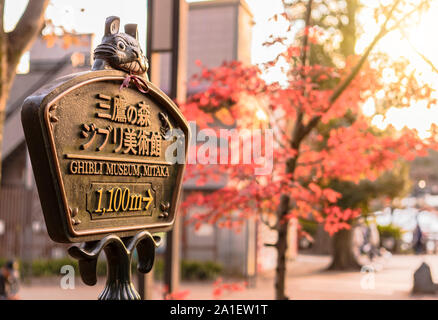 Gusseisen Panel zur mitaka Ghibli Museum in Tokio führenden Stockfoto