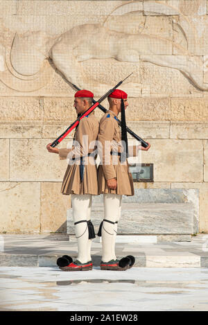Athen, Griechenland, 20. September 2019: Evzone griechische Soldaten mit traditionellen Dressing und Gewehren paradieren vor dem Grab des unbekannten Soldaten in her Stockfoto