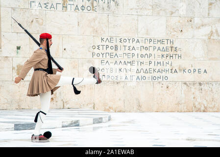 Evzone griechische Soldaten mit traditionellen Dressing und Gewehren paradieren vor dem Grab des unbekannten Soldaten in her Stockfoto