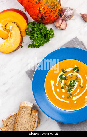 Saisonale Kürbissuppe wit Samen und Creme. Ansicht von oben. Stockfoto