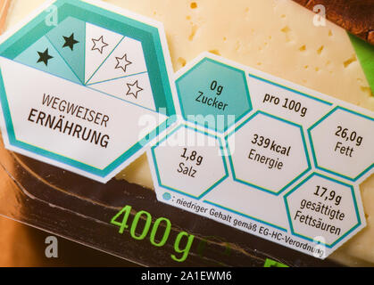 Sieversdorf, Deutschland. 26 Sep, 2019. Ein Leitfaden zur Ernährung mit einer Ernährung Etikett auf eine Packung geschnittenen Käse. Foto: Patrick Pleul/dpa-Zentralbild/ZB/dpa/Alamy leben Nachrichten Stockfoto