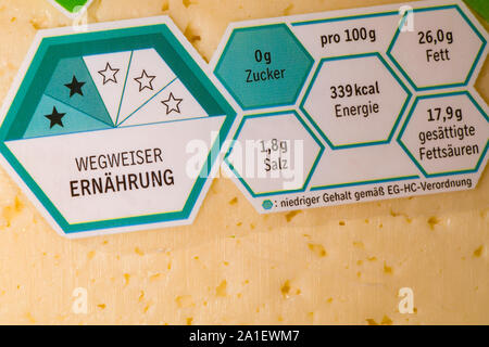 Sieversdorf, Deutschland. 26 Sep, 2019. Ein Leitfaden zur Ernährung mit einer Ernährung Etikett auf eine Packung geschnittenen Käse. Foto: Patrick Pleul/dpa-Zentralbild/ZB/dpa/Alamy leben Nachrichten Stockfoto