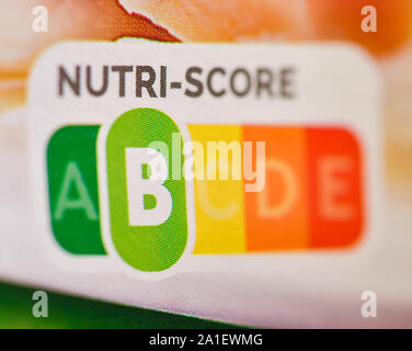 Sieversdorf, Deutschland. 26 Sep, 2019. Die so genannte "Nutri-Score', eine farbige Ernährung Label auf ein fertiges Produkt. Foto: Patrick Pleul/dpa-Zentralbild/ZB/dpa/Alamy leben Nachrichten Stockfoto