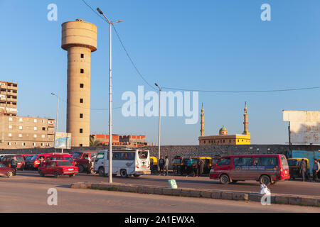 Alexandria, Ägypten - Dezember 18, 2018: Street View mit Wasserturm, gewöhnliche Menschen sind auf der Straße Stockfoto