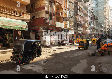 Alexandria, Ägypten - Dezember 18, 2018: Street View von Alexandria, gewöhnliche Menschen die Straße mit Auto-rikschas Spaziergang Stockfoto