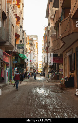 Alexandria, Ägypten - Dezember 18, 2018: Alexandria street view, gewöhnliche Menschen zu Fuß die Straße, vertikale Foto Stockfoto