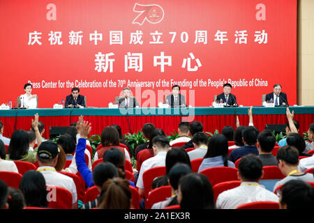 (190926)-BEIJING, Sept. 26, 2019 (Xinhua) - Chinas Minister für Bildung Chen Baosheng, Minister für Zivile Angelegenheiten Huang Shuxian, Minister für Humanressourcen und soziale Sicherheit Zhang Jinan, Minister für Wohnungsbau und Urban-Rural Development Wang Menghui und Leiter der Chinesischen Nationalen Kommission Ma Xiaowei eine Pressekonferenz über die Bemühungen Chinas um Bestrebungen der Menschen nach einem besseren Leben zu erfüllen und zu gewährleisten und ihren Lebensunterhalt durch die Entwicklung in Peking, Hauptstadt von China, Sept. 26, 2019. Die Presse Zentrum für die Feier des 70. Jahrestages der Gründung der Stockfoto