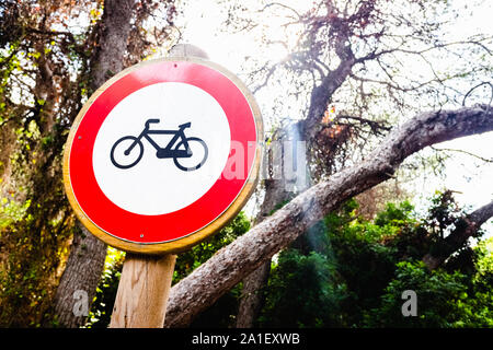 Keine Fahrräder erlaubt durch Waldwege. Stockfoto