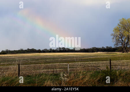 Regenbogen über Nebraska landet Stockfoto