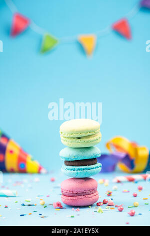 Bunte Makronen Geburtstagskarte oder PArty Einladung Mockup Vorlage. Stockfoto