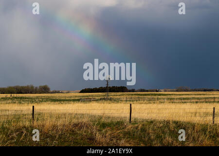 Regenbogen über Nebraska landet Stockfoto