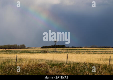 Regenbogen über Nebraska landet Stockfoto