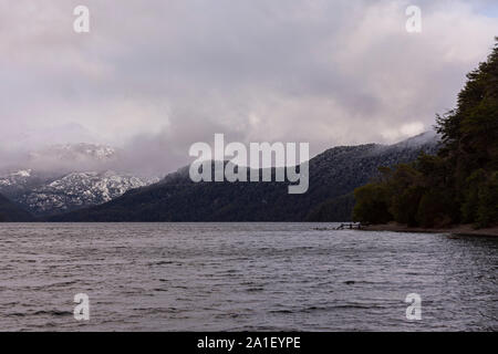 Szene von futalaufquen See gegen die schneebedeckten Anden auf einem grauen Tag im Nationalpark Los Alerces, Patagonien, Argentinien Stockfoto