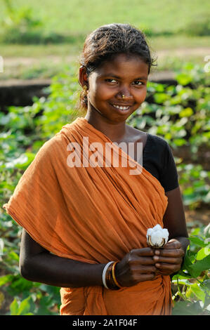 Indien Odisha, Dorf Kodesu, Fairtrade Baumwolle Bauern von Agrocel in der Nähe von Schönwald/INDIEN Orissa Raygada, Fairtrade Baumwollbauern von Agrocel, Dorf, Farmerin Kodesu Meneka Bidiki 23 Jahre Stockfoto