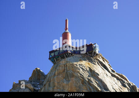 Gipfel der Aiguille du Midi 3,842 m, 12,605 ft. Mountain Top mit Glas Skywalk im Mont-Blanc-Massiv in den Französischen Alpen. Stockfoto