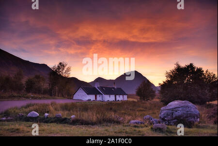 Black Rock Cottage und Buachaille Etive Mor, Sonnenuntergang, Rannoch Moor, Glencoe, Hochland, Schottland Stockfoto