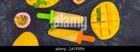 BANNER hausgemachte Eiscreme von Mango und Passionsfrucht Popsicle. Lange Format Stockfoto