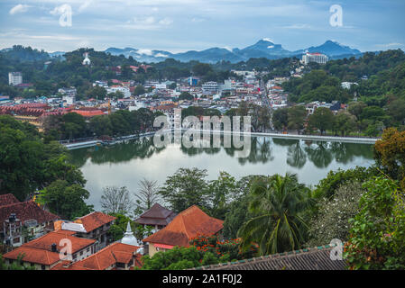 Kandy, der letzten Hauptstadt des antiken Sri Lanka, am See Stockfoto