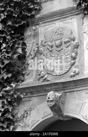 Familienwappen über dem Eingang eines strapaziert, Deutschland 1939. Entlastung der Wappen der eine Burg in Deutschland, 1939. Stockfoto