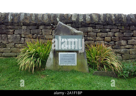 Schild Gedenkstein am Eingang des Dorfes Trawden Wald auf einem ruhigen schmalen Feldweg von Colne in Pendle, Lancashire, England. Stockfoto