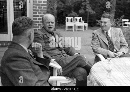 Hans Blunck, deutscher Phytomediziner und Autor, mt NSDAP Parteifunktionären an der Kaffeetafel, Deutschland 1939. Deutscher Entomologe und Autor Hans Blunck in Kaffee mit NSDAP-Funktionäre, Deutschland 1939. Stockfoto