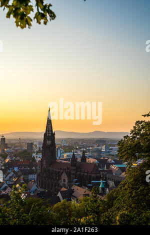 Deutschland, Orange sonnenuntergang himmel über Old town Downtown in der Stadt Freiburg im Breisgau in Baden im Sommer von oben gesehen Stockfoto