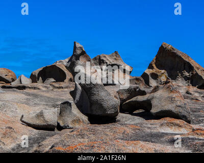 Die Bildung von Remarkable Rocks mit blauem Himmel und das Meer im Hintergrund. Foto auf Kangaroo Island im südlichen Australien Stockfoto