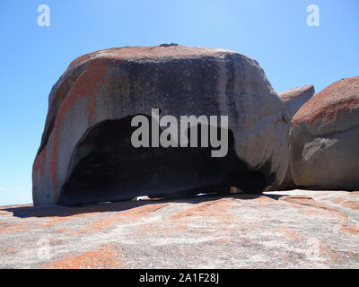 Die Bildung von Remarkable Rocks mit blauem Himmel und das Meer im Hintergrund. Foto auf Kangaroo Island im südlichen Australien Stockfoto