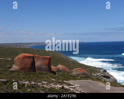 Die Bildung von Remarkable Rocks mit blauem Himmel und das Meer im Hintergrund. Foto auf Kangaroo Island im südlichen Australien Stockfoto