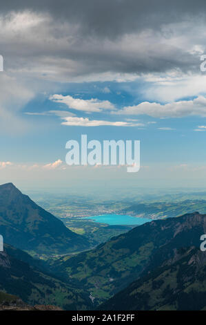 Anzeigen in der Nähe von Blüemlisalphütte SAC in Richtung Thun und den Thunersee Stockfoto
