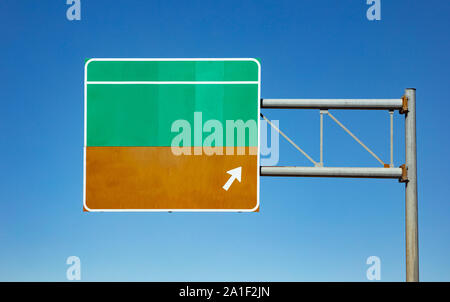 Leere Straße und Richtungspfeil auf der Autobahn, klare blaue Himmel Hintergrund, kopieren. Uns von Amerika. Stockfoto