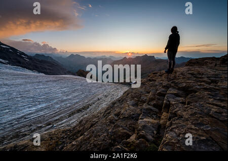 Silhouette eines Mädchens in der Blümlisalphütte Blümlisalpgletscher in SAC Stockfoto