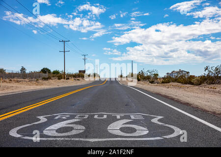Route 66 Schild auf dem Asphalt, Autobahn in der kalifornischen Mojave-Wüste, USA Stockfoto
