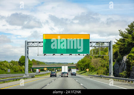 Leeres Schild auf der Autobahn, bewölkt und blauer Himmel, kopieren. Uns von Amerika. Stockfoto