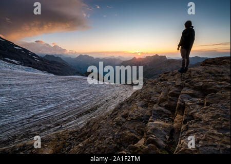 Silhouette eines Mädchens in der Blümlisalphütte Blümlisalpgletscher in SAC Stockfoto