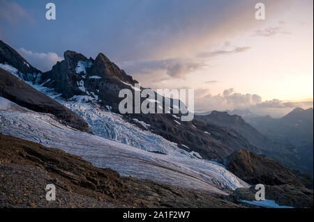 Blüemlisalphütte SAC bei Sonnenuntergang im Sommer Stockfoto