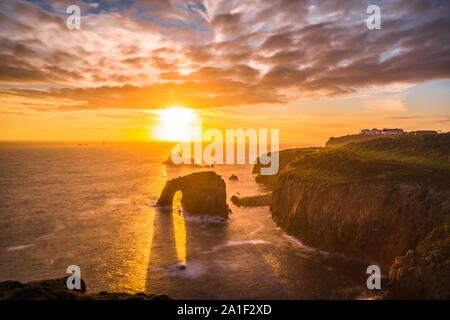 Dramatische Himmel bei Sonnenuntergang mit Enys Dodnan und die bewaffneten Ritter Felsformationen bei Lands End, Cornwall, England, Vereinigtes Königreich, Europa. Stockfoto