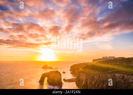 Dramatische Himmel bei Sonnenuntergang mit Enys Dodnan und die bewaffneten Ritter Felsformationen bei Lands End, Cornwall, England, Vereinigtes Königreich, Europa. Stockfoto