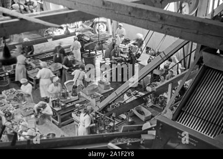 Werkshalle der Konservenfabrik C... Lampe in Braunschweig, Deutschland 1939. Workshop der Konservenfabrik C... Lampe in Braunschweig, 1939. Stockfoto