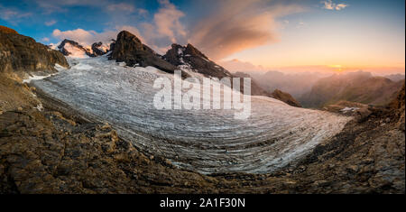 Sonnenuntergang Panorama von Blümlisalpgletscher an Blüemlisalphütte SAC Stockfoto